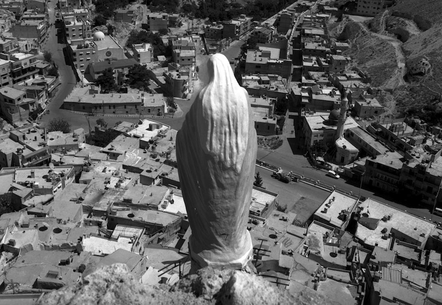 Syria, Maaloula, May 2006 4 meter high statue set above the town in 2006. Syrie, Maaloula, mai 2006 Statue de 4 m de haut déposée en 2006 en haut de la ville  © Christophe Goussard / Agence VU